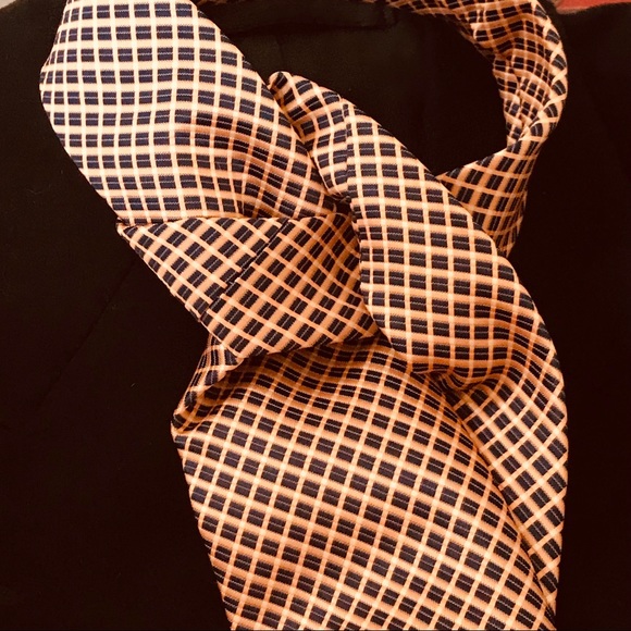 GIFTABLE🎁DOLCE & GABBENA SILK CREVAT (TIE) NEW IN BOX WITH TAGS RETAIL $700. - Picture 10 of 16